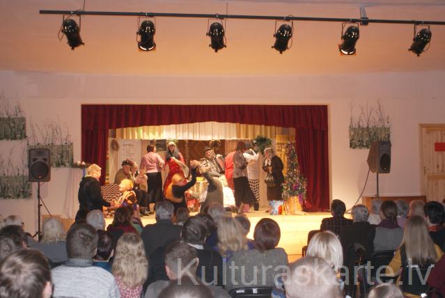 Decembra nogalē Jaunlaicenē viesojās Baltinavas dramatiskais kolektīvs ''Palādas''